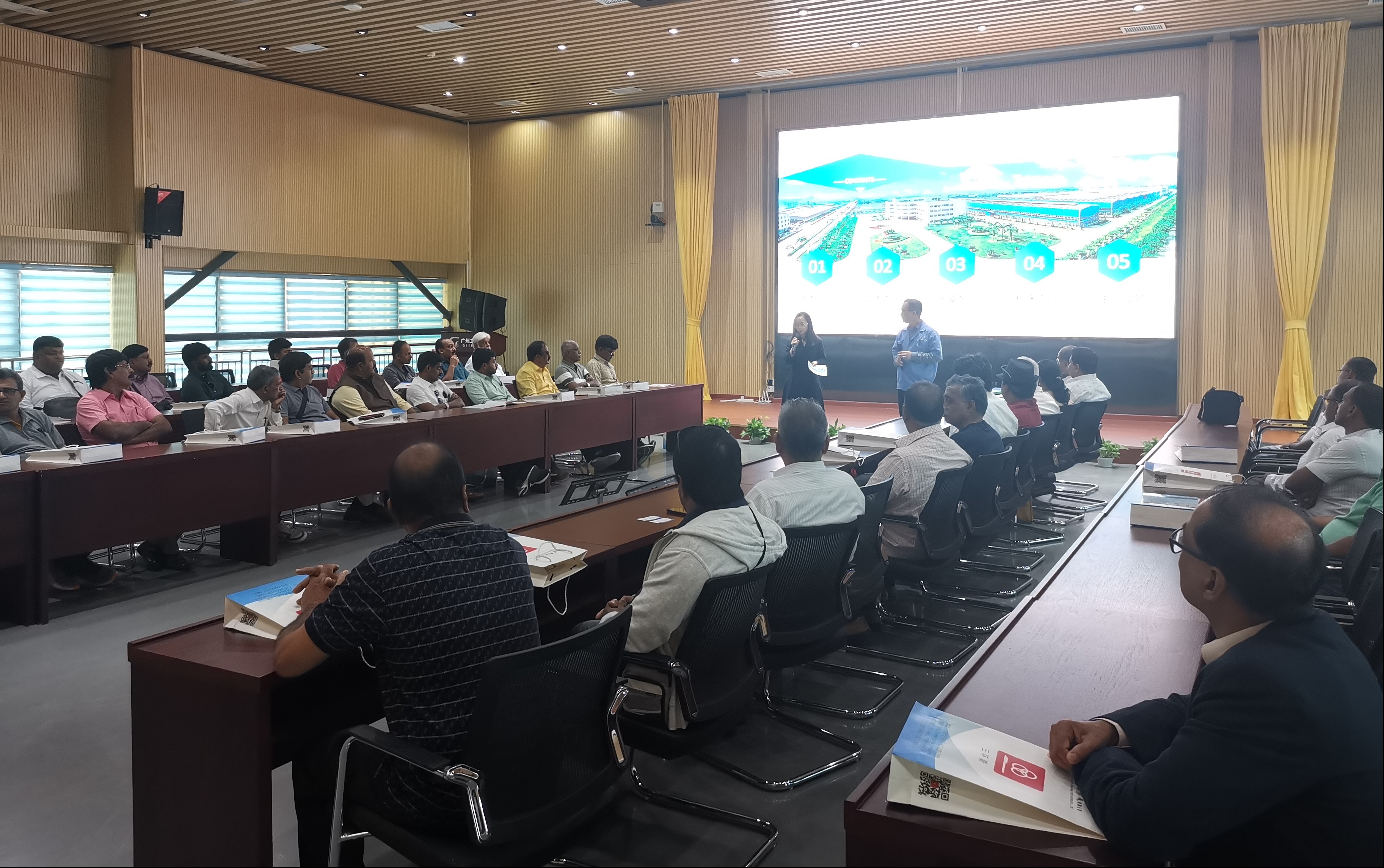 交流照1.jpg 交流照1.jpg